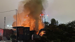 Kịp thời dập tắt đám cháy lớn gần SVĐ Mỹ Đình