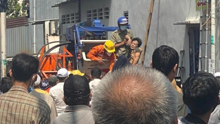 Lên mái nhà tỉa nhánh cây bị điện giật tử vong