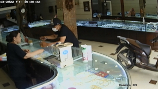 Vờ hỏi mua vàng rồi giật bỏ chạy