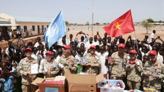 Lính “mũ nồi xanh” Việt Nam chia sẻ khó khăn với thầy trò tại Nam Sudan