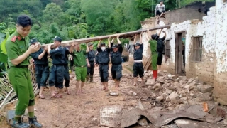 Dốc sức giúp dân trong mưa lũ