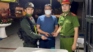 Công an Hà Nội trao trả tài sản cho cổ động viên SEA Games 31