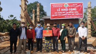 Bí thư Chi bộ nặng lòng với đồng bào nghèo