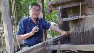 Người truyền lửa nghề dệt lụa làng Vạn Phúc