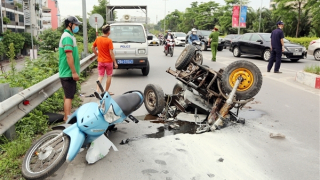Ba gác tông văng người đi xe máy rồi bốc cháy