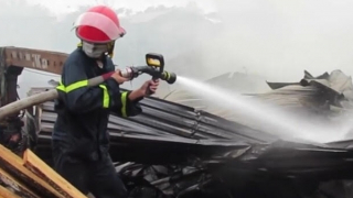 Nỗ lực cứu xưởng gỗ bốc lửa lúc nửa đêm