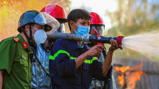 Cận cảnh lính cứu hỏa chiến đấu với "giặc lửa" nơi bãi phế liệu