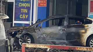 Xế hộp bị thiêu rụi sau khi mất lái, tông vào trạm xăng dầu