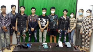 Nhóm thanh niên mang súng và nhiều hung khí tụ tập tại bờ kè