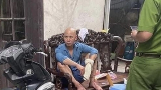 Chồng chém vợ trọng thương rồi ngồi "thần mặt" trên ghế salon