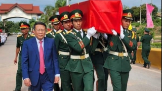 Bàn giao và đón nhận 12 hài cốt liệt sĩ hy sinh tại Lào về nước