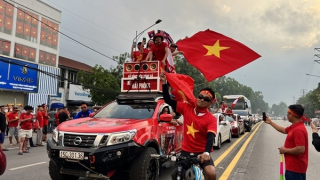 Cổ động viên Việt Nam "nhuộm đỏ" Việt Trì trước giờ bóng lăn