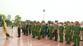 Công an tỉnh Bắc Giang dâng hương tưởng nhớ Chủ tịch Hồ Chí Minh