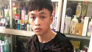 Con bạc kề dao vào cổ chủ hiệu tạp hóa để cướp