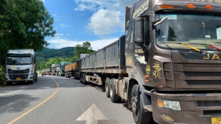 Ách tắc tại Cửa khẩu quốc tế La Lay do lật xe chở sắn