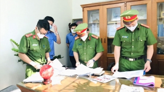 Hiệu trưởng, hiệu phó bị khởi tố, 450 học viên “mắc kẹt”