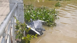 Mô tô nước tông sà lan, 2 người tử vong