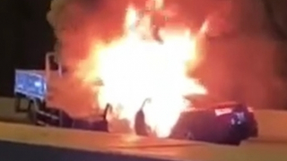 Audi và xe tải cẩu cháy rụi sau va chạm, 2 người tử vong