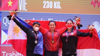 Đô cử Việt Nam lập hat-trick kỷ lục tại hạng cân 64 kg