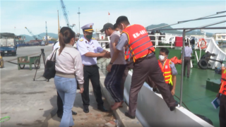 Đưa ngư dân lâm bệnh từ Trường Sa về đất liền điều trị