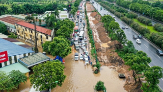 Mưa lớn kéo dài, đường gom Đại lộ Thăng Long "biến thành sông"