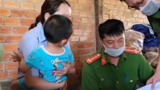Đã tìm thấy bé trai bị mẹ “khai tử”