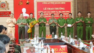 Trao thưởng thành tích đấu tranh thành công các chuyên án, vụ án