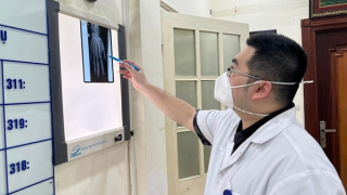 Nát bàn tay vì vừa chơi game vừa sạc điện thoại