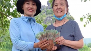 Thợ chụp ảnh trả lại tiền cho khách du lịch đánh rơi