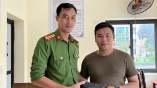 Trưởng Công an thị trấn Na Hang trao trả ví cho người đánh rơi