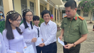 Báo CAND cùng nhà hảo tâm tặng quà học sinh nghèo học giỏi tại Bến Tre