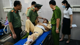 Tài xế không chấp hành hiệu lệnh tông thẳng xe vào CSGT