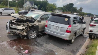 Ô tô chuyển làn tông 2 xe ngược chiều, 3 tài xế bị thương