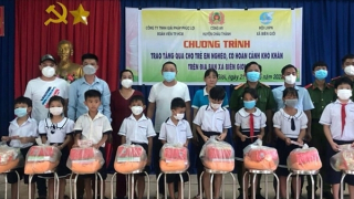 Công an tỉnh Tây Ninh tặng xe đạp, quà cho học sinh nghèo