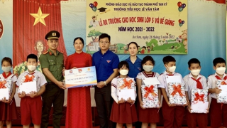 Trao 55 suất học bổng cho học sinh nghèo, hiếu học