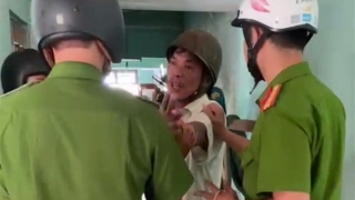 Tạm giữ hình sự người chồng dùng rựa chém vợ bốn nhát giữa phố