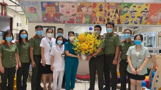 Những phần quà đến với bệnh nhi đang điều trị tại Bệnh viện Bạch Mai