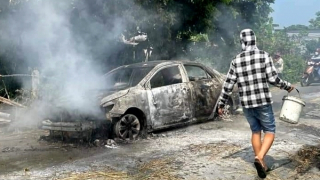 Cảnh báo cháy xe ô tô do người dân phơi rơm, rạ trên đường