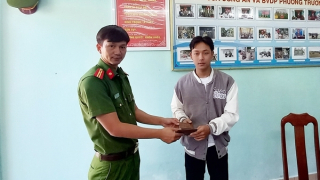 Công an phường trao trả tài sản cho người đánh rơi