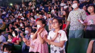 Sân khấu nhộn nhịp “hút” khán giả