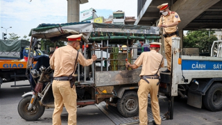 CSGT xử lý “hung thần” xe ba gác, tự chế