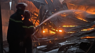 Cháy xưởng sản xuất giày dép rộng cả ngàn mét vuông