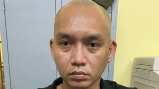 Bị nhắc di chuyển tránh tắc đường, tài xế ô tô rút súng bắn uy hiếp