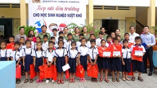 Kết hợp tuyên truyền pháp luật và trao học bổng cho học sinh nghèo