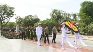 Đoàn đại biểu Trưởng Công an xã tiêu biểu toàn quốc vào Lăng viếng Chủ tịch Hồ Chí Minh