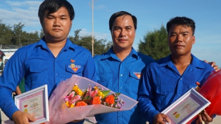 Tặng huy hiệu “Tuổi trẻ dũng cảm” cho 2 thanh niên cứu 6 học sinh trên biển