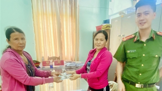 Ra cánh đồng nhặt được bọc tiền, giao Công an xã trả người đánh rơi