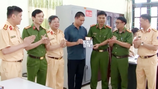 Người dân phấn khởi đăng ký cấp biển số xe tại Công an cơ sở