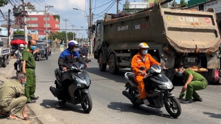 Nữ sinh viên nguy kịch khi bị xe ben ôm cua cuốn vào gầm