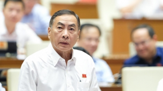 Cho rằng Thống đốc Ngân hàng Nhà nước trả lời chung chung, đại biểu tiếp tục ấn nút tranh luận